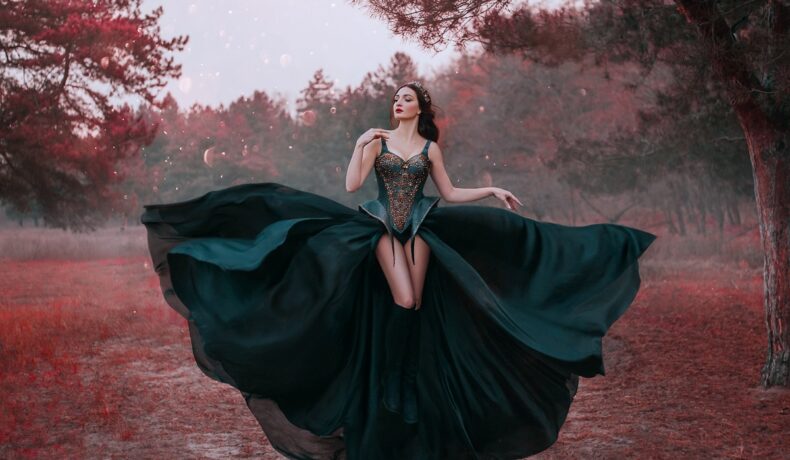 O femeie frumoasă într-o rochie neagră care reperezintă una din cele trei zodii care se despart pe data de 6 noiembrie 2022