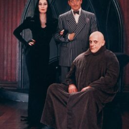 Anjelica Huston în rolul Mortieiei Addams alături de Gomez în filmul The Addams Family