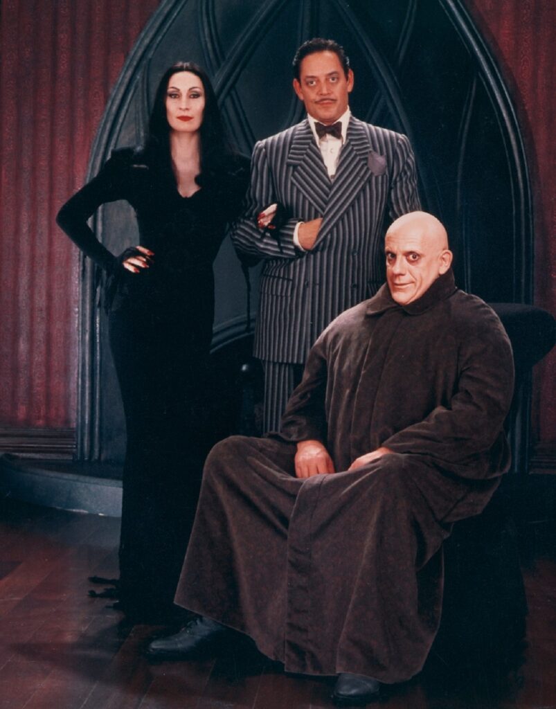 Anjelica Huston în rolul Mortieiei Addams alături de Gomez în filmul The Addams Family