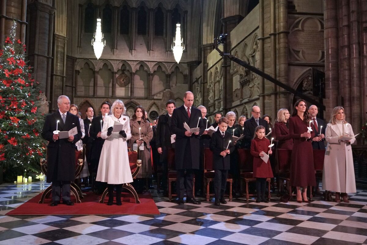 Membrii Familiei Regale Britanice participă la concertul cu colinde de Crăciun, îmbrăcați în haine festive și elegante