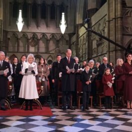 Membrii Familiei Regale Britanice participă la concertul cu colinde de Crăciun, îmbrăcați în haine festive și elegante