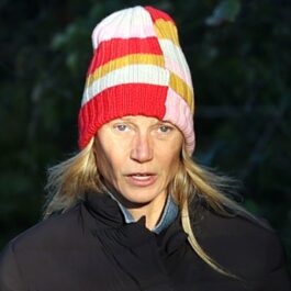 Gwyneth Paltrow poartă un fes viu colorat și a renunțat la machiaj pentru o plimbare în oraș