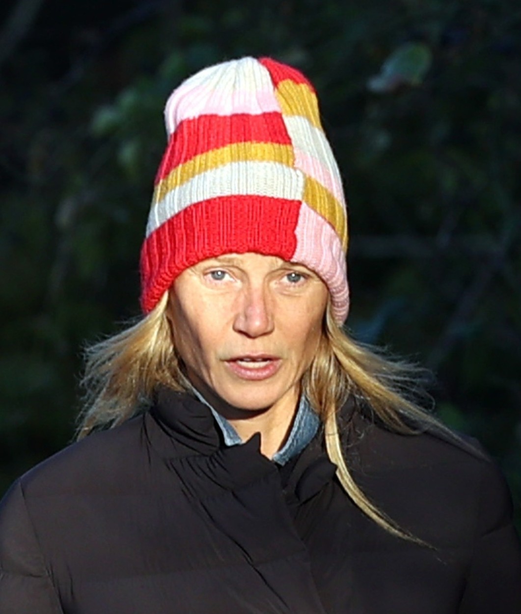 Gwyneth Paltrow poartă un fes viu colorat și a renunțat la machiaj pentru o plimbare în oraș