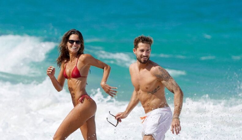 Izabel Goulart și Kevin Trapp în timp ce se distrează pe o plajă din St. Barts