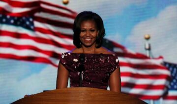 Michelle Obama într-o rochie violet la o conferință de presă internațională