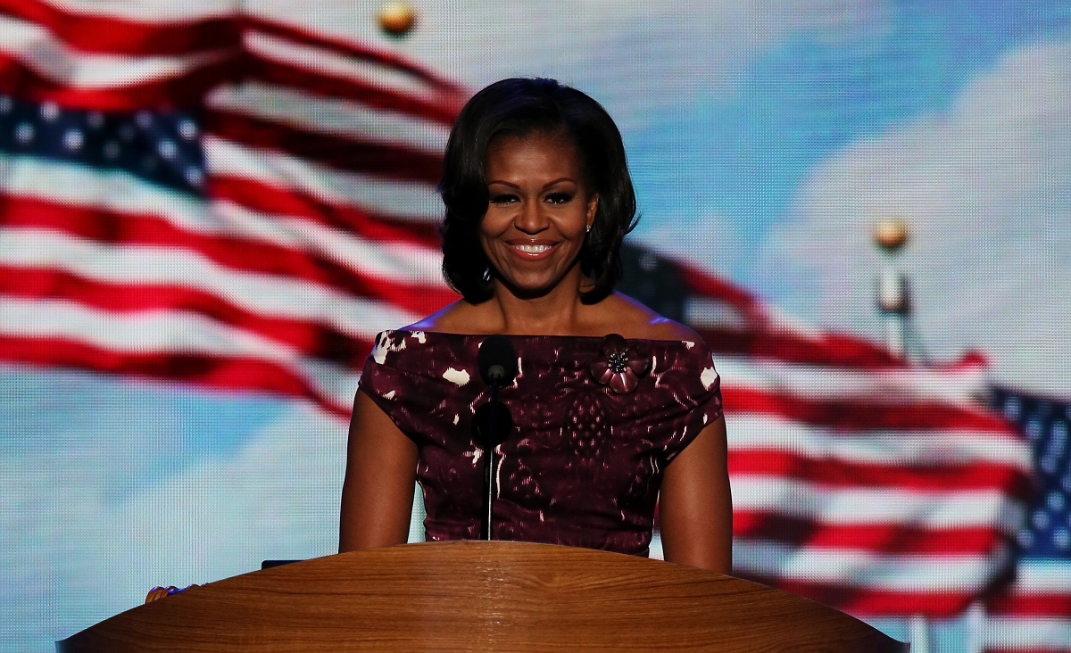 Michelle Obama într-o rochie violet la o conferință de presă internațională