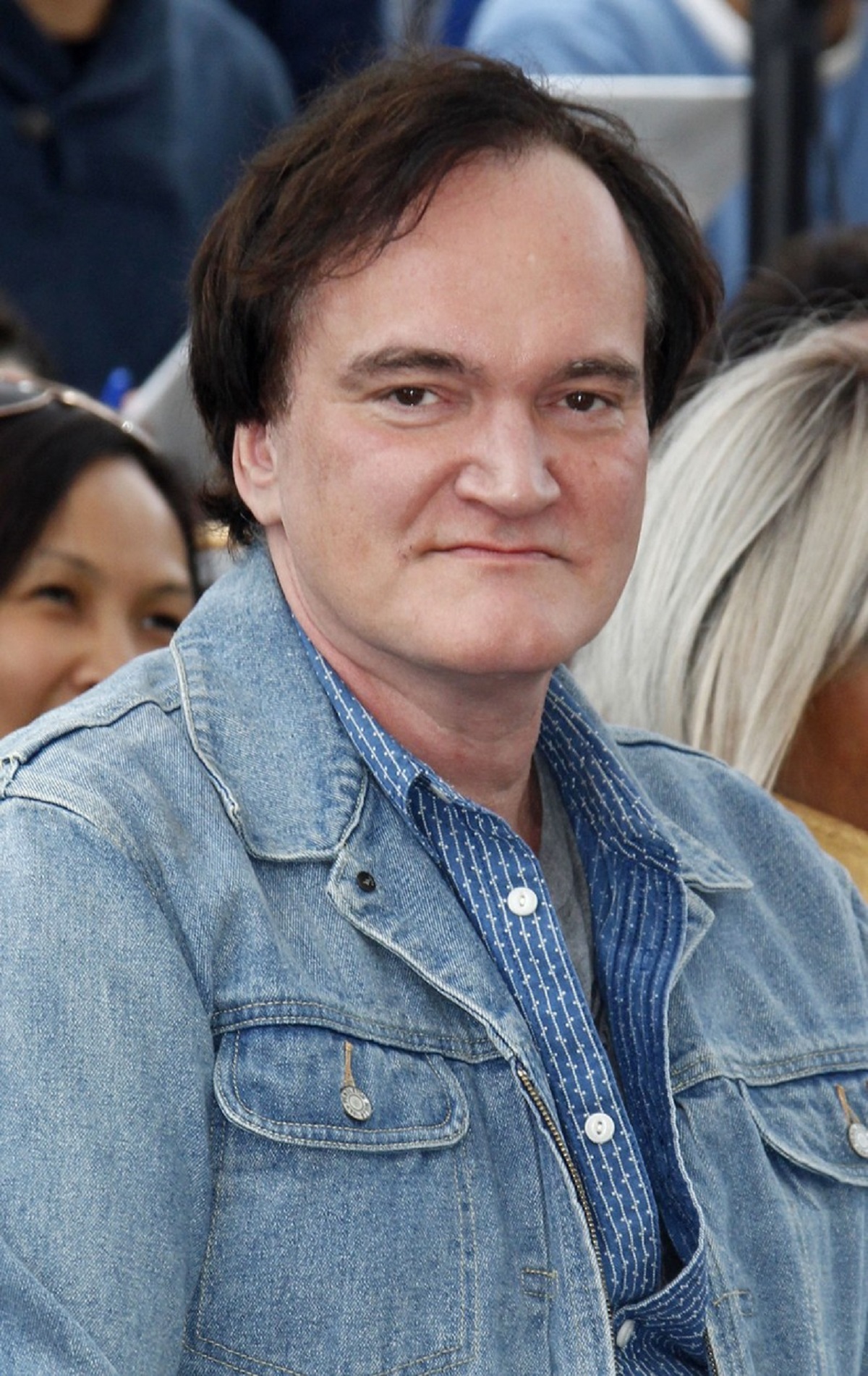 Quentin Tarantino într-o cămașă albastră în timp ce este pozat la un eveniment public, fiind pe lista de vedete care împlinesc 60 de ani în 2023