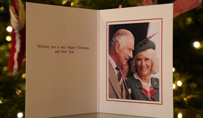 Regele Charles și Camila apar într-o fotografie în care zâmbesc fericiți, iar aceastei imagini îi este atribuit și un text cu o urări de Crăciun. În spatele acestei imagini se află un brad împodobit.