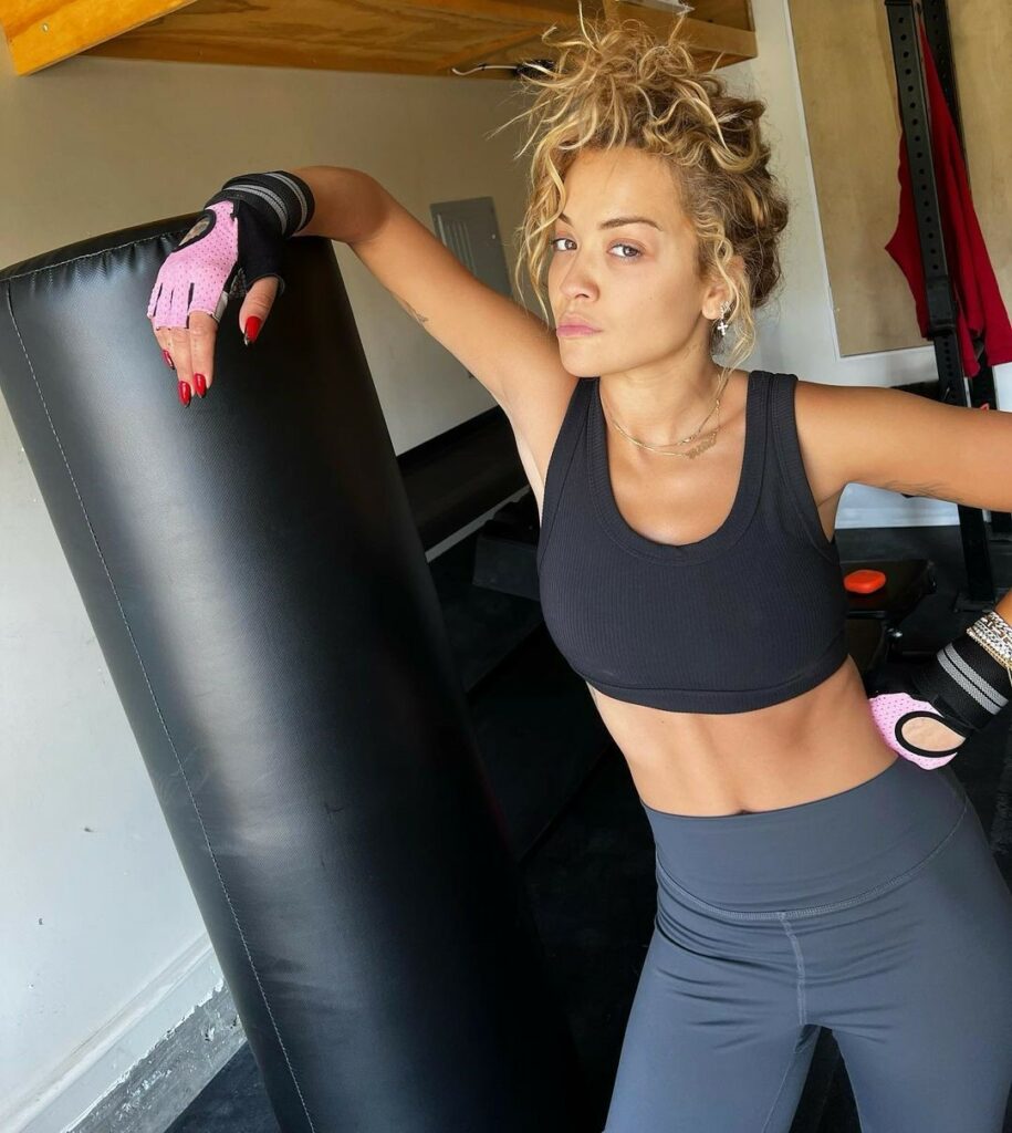 Rita Ora în haine de sport, a renunțat la machiaj și s-a pozat într-o sală de antrenamente