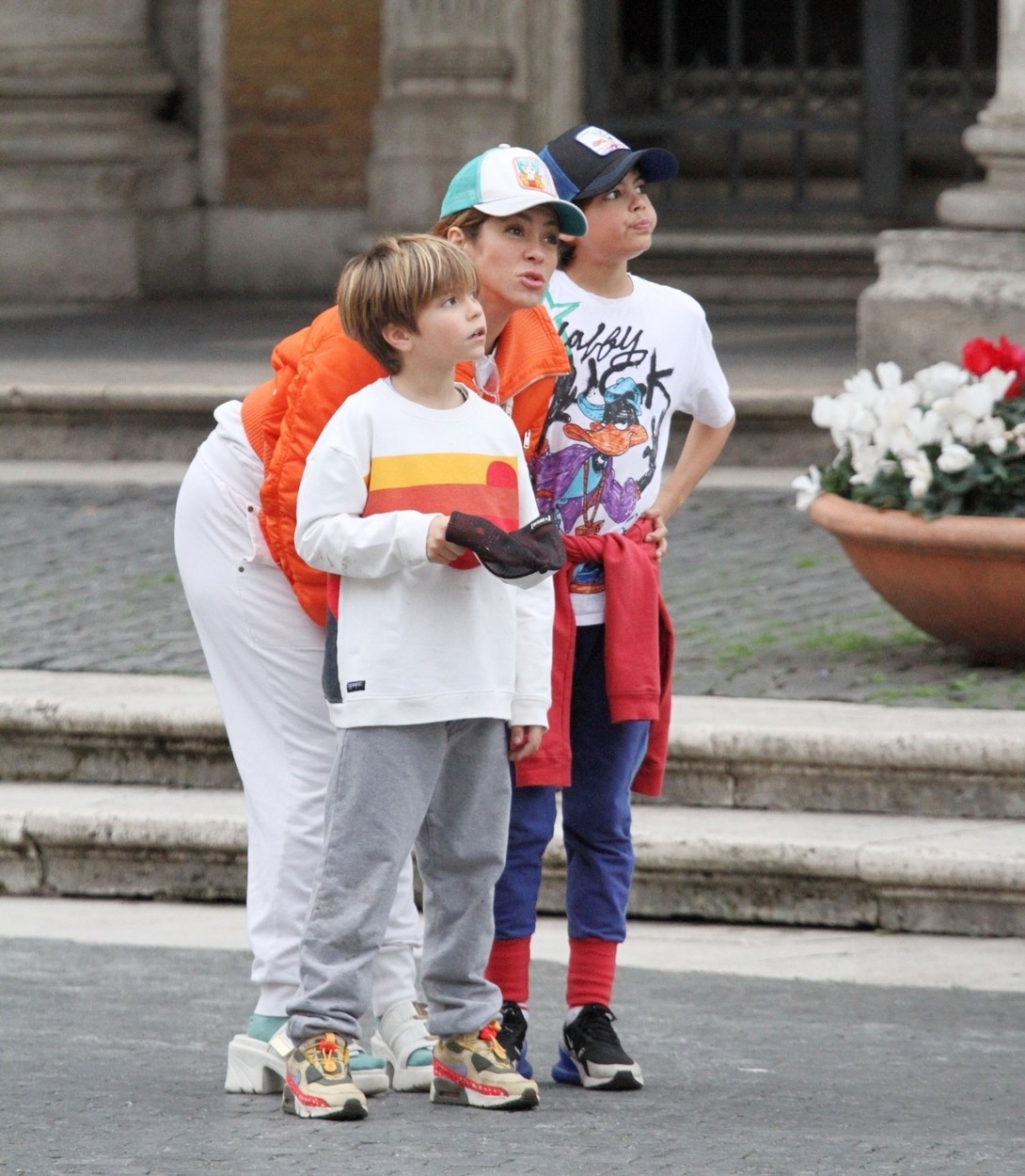 Shakira alături de cei doi copii ai săi, Milan și Sasha, îmbrăcați lejer, în tricouri și joggeri