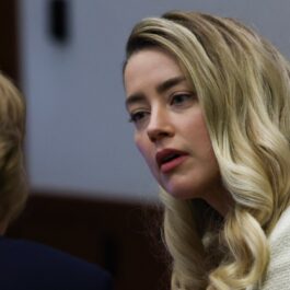 Amber Heard, în sala de judecată, coafata și aranjată