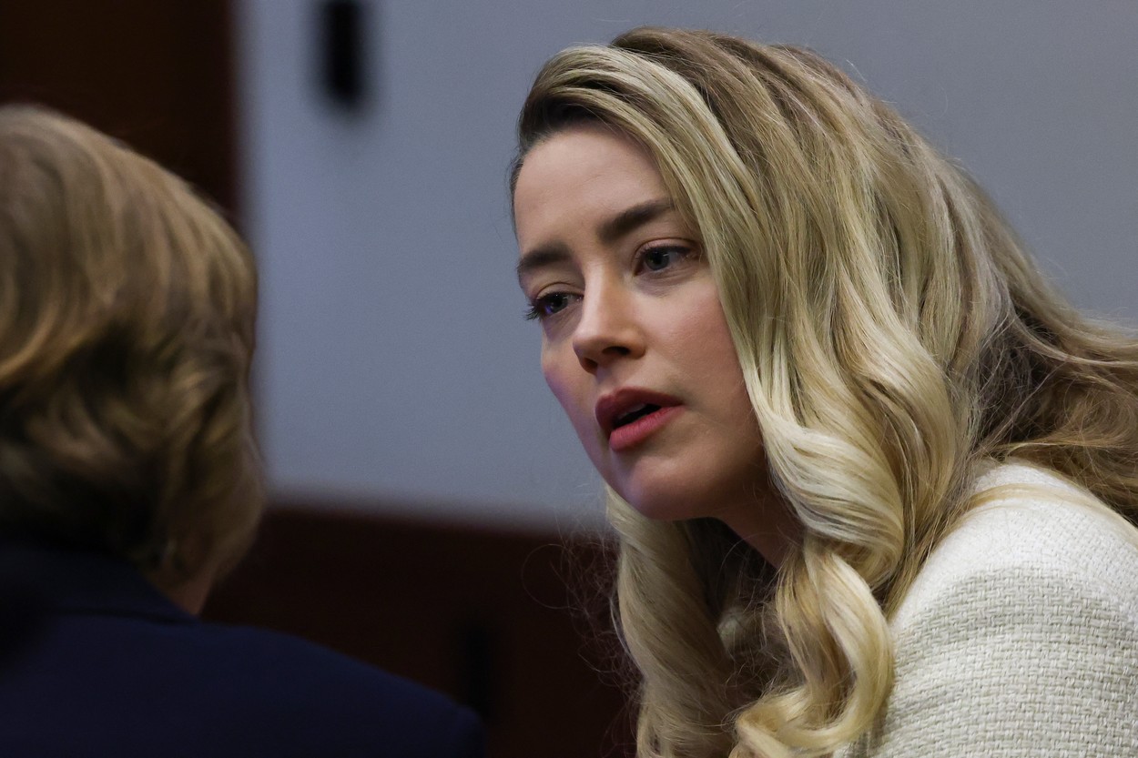 Amber Heard, în sala de judecată, coafata și aranjată