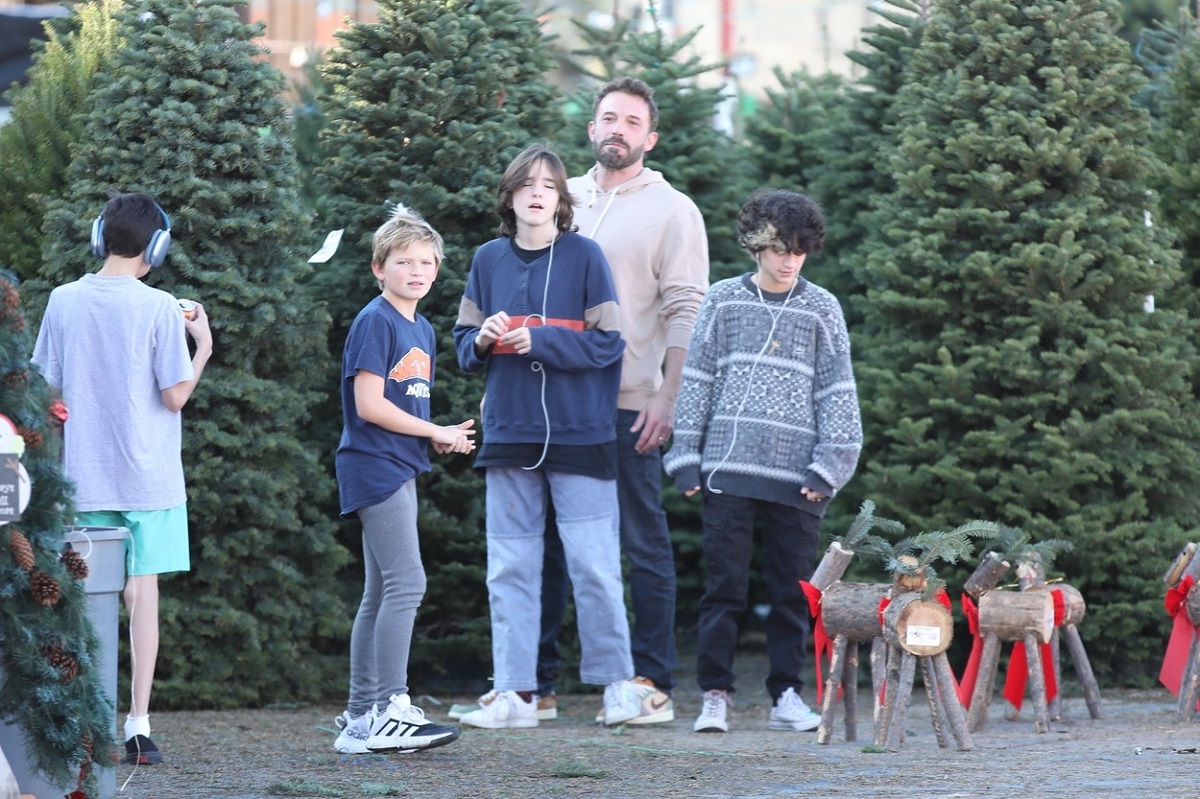 Ben Affleck alături de copiii săi în timp ce cumpără un brad de Crăciun
