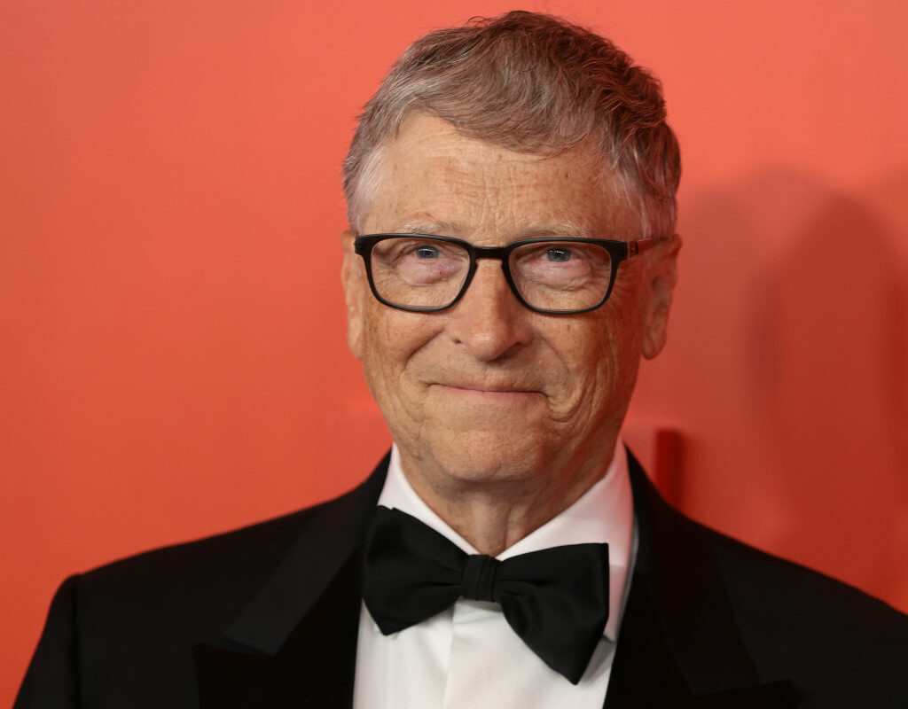 Bill Gates, elegant, la o gală pe covorul roșu