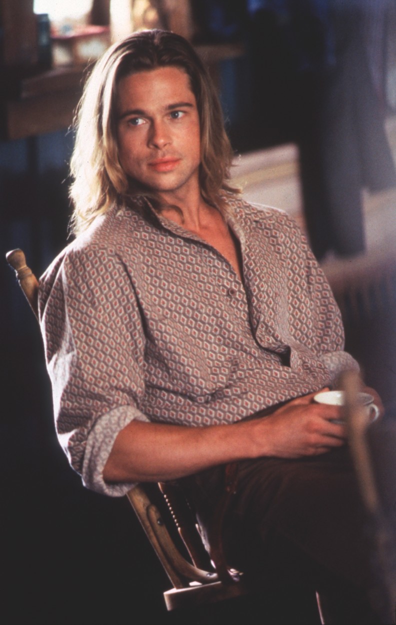 Brad Pitt, într-un film, cu părul lung lăsat pe spate