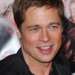 Brad Pitt, cu părul tuns scurt, la un eveniment, îmbrăcat în haine negre