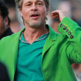 Brad Pitt, într-un costum verde, la premiera unui film