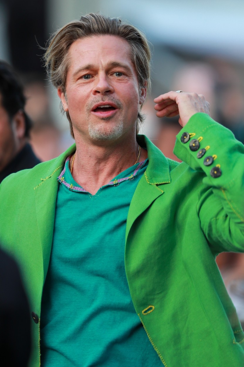 Brad Pitt, într-un costum verde, la premiera unui film