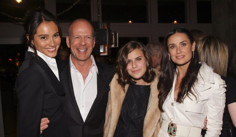 Bruce Willis alături de soția sa, Emma, dar și de fiica sa Scout și Demi Moore