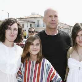 Bruce Willis alături de Rumer, Scout și Tallulah la un eveniment public