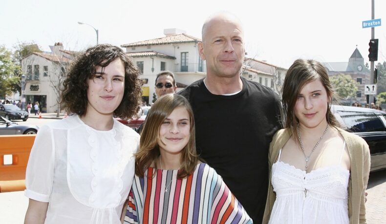 Bruce Willis alături de Rumer, Scout și Tallulah la un eveniment public