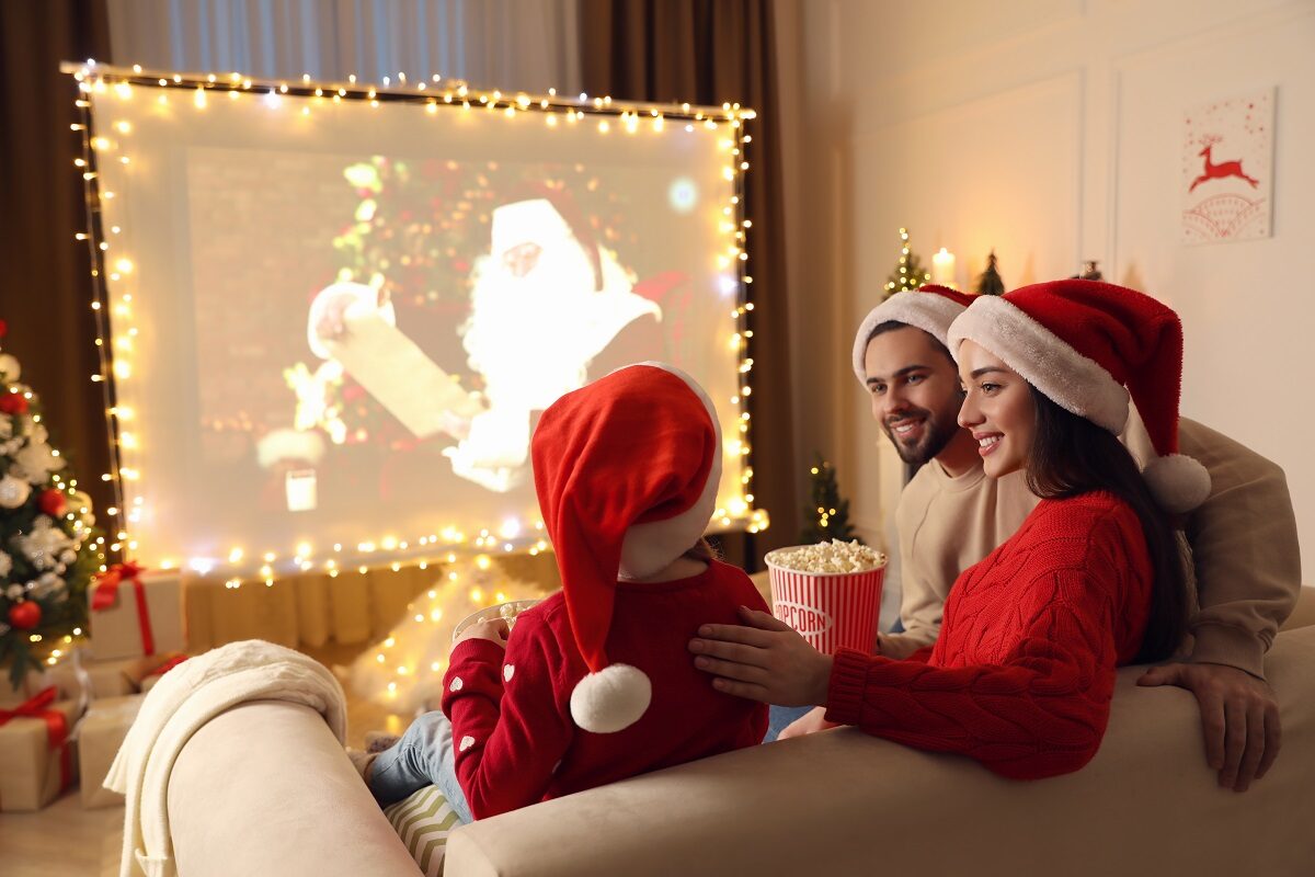 O familie frumoasă care privește cele mai frumoase filme de Crăciun în 2022