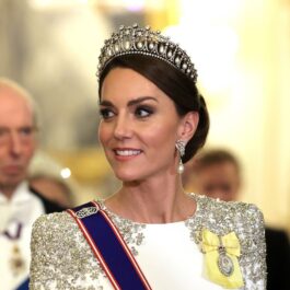 Kate Middleton într-o rochie albă și cu o tiara cu diamante și perle la Banchetul de stat de la Palatul Buckingham din 2022