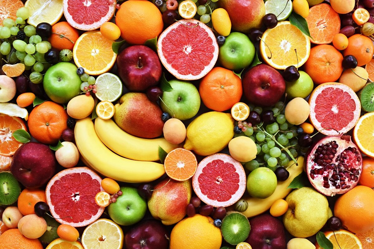 o masă plină de fructe tăiate, de toate culorile și mărimile