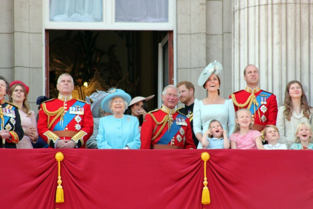 Familia Regală se află în balconul regal, îmbrăcați în haine festive și uniforme roșii