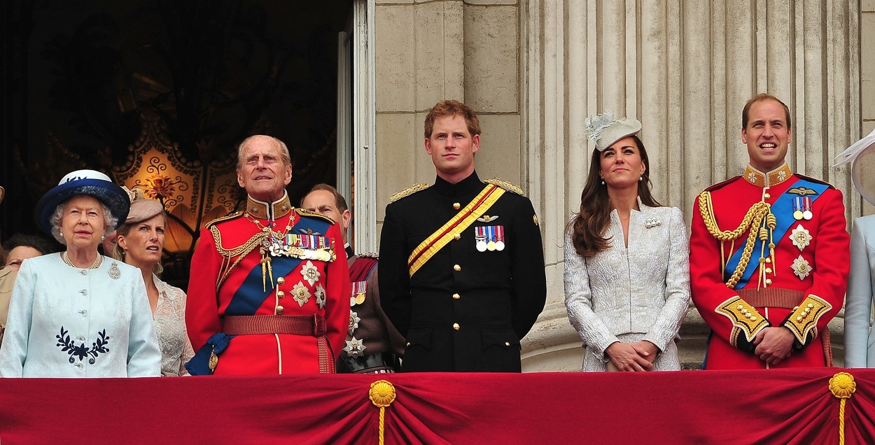 Kate Middleton poartă aceeași culoare a vestimentației și se află la balconul regal