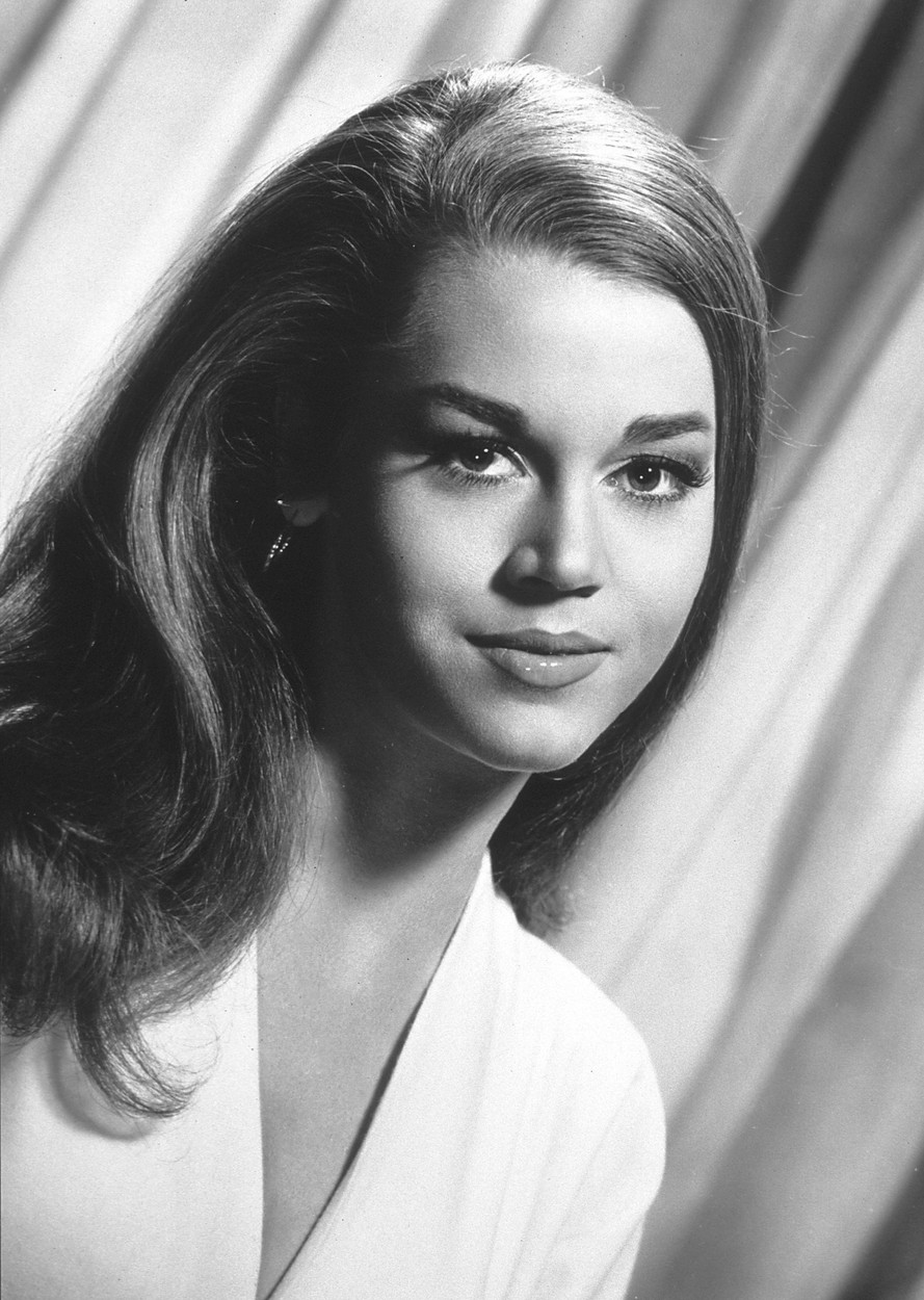 Jane Fonda într-o poză alb-negru din tinerețe