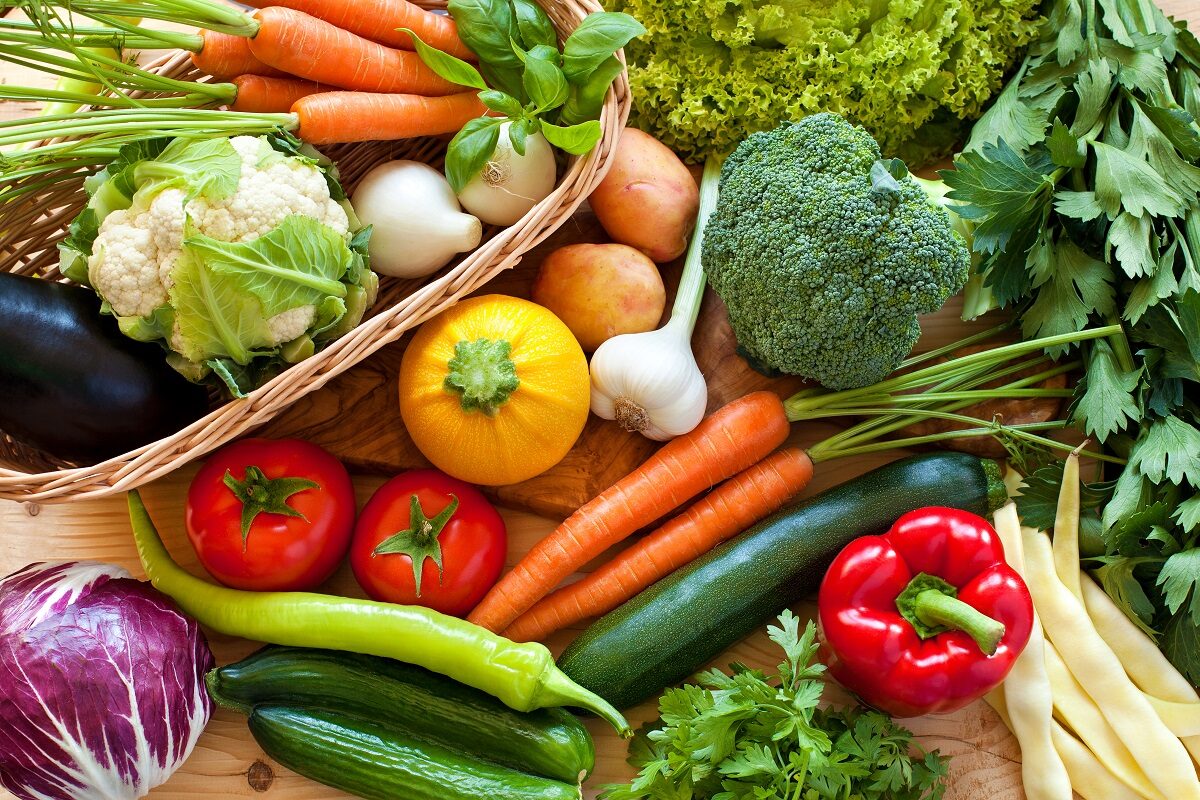 Imagine care sugerează cum să mănânci mai multe legume dintr-o varietate foate largă de opțiuni sănătoase și colorate