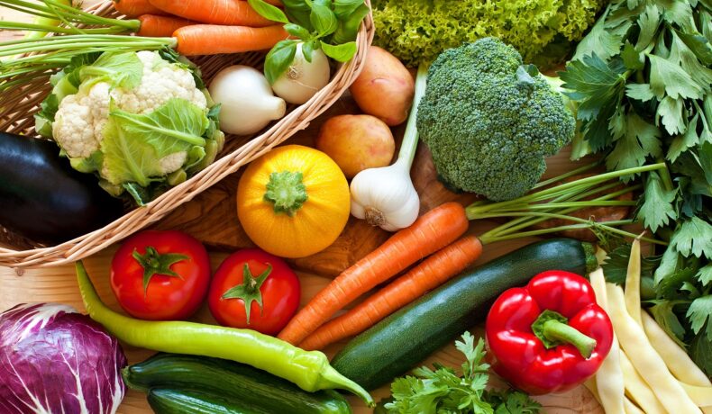 Imagine care sugerează cum să mănânci mai multe legume dintr-o varietate foate largă de opțiuni sănătoase și colorate