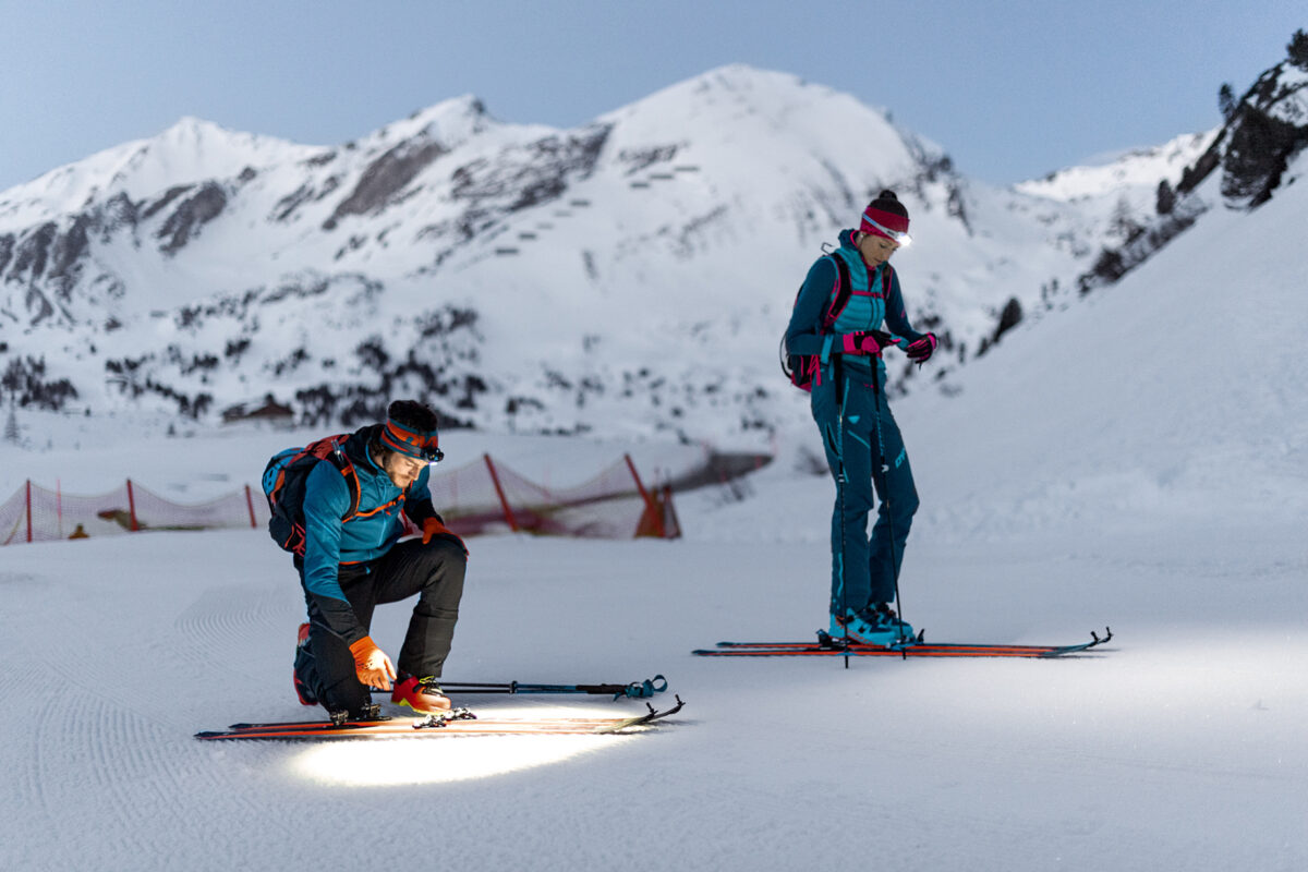 Doi oameni care schiază pe pârtie