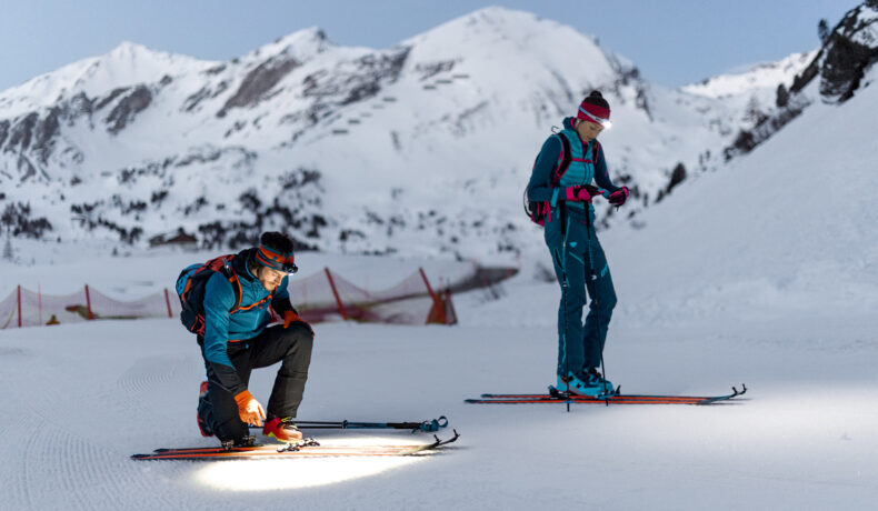 Doi oameni care schiază pe pârtie
