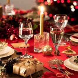 O masă plină cu pahare de șampanie pentru a ilustra de ce se sparg paharele în noaptea de anul nou