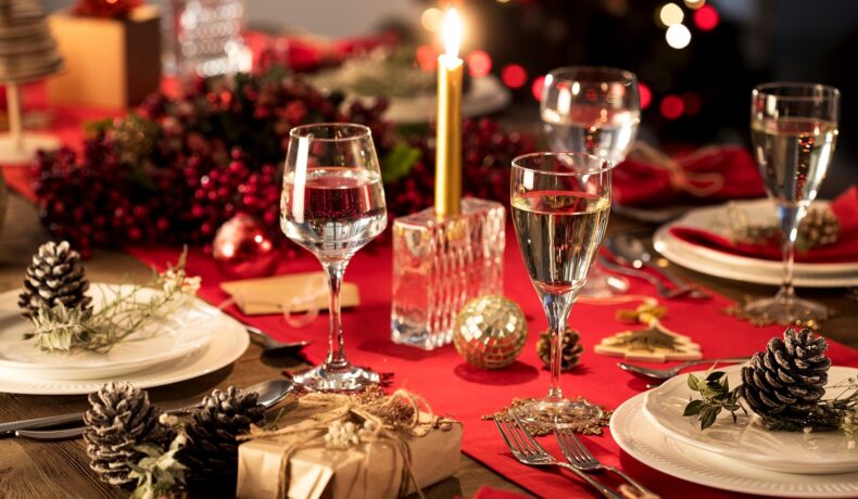 O masă plină cu pahare de șampanie pentru a ilustra de ce se sparg paharele în noaptea de anul nou