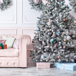 Canapea roz, cu brad împodobit, cadouri și decorațiun