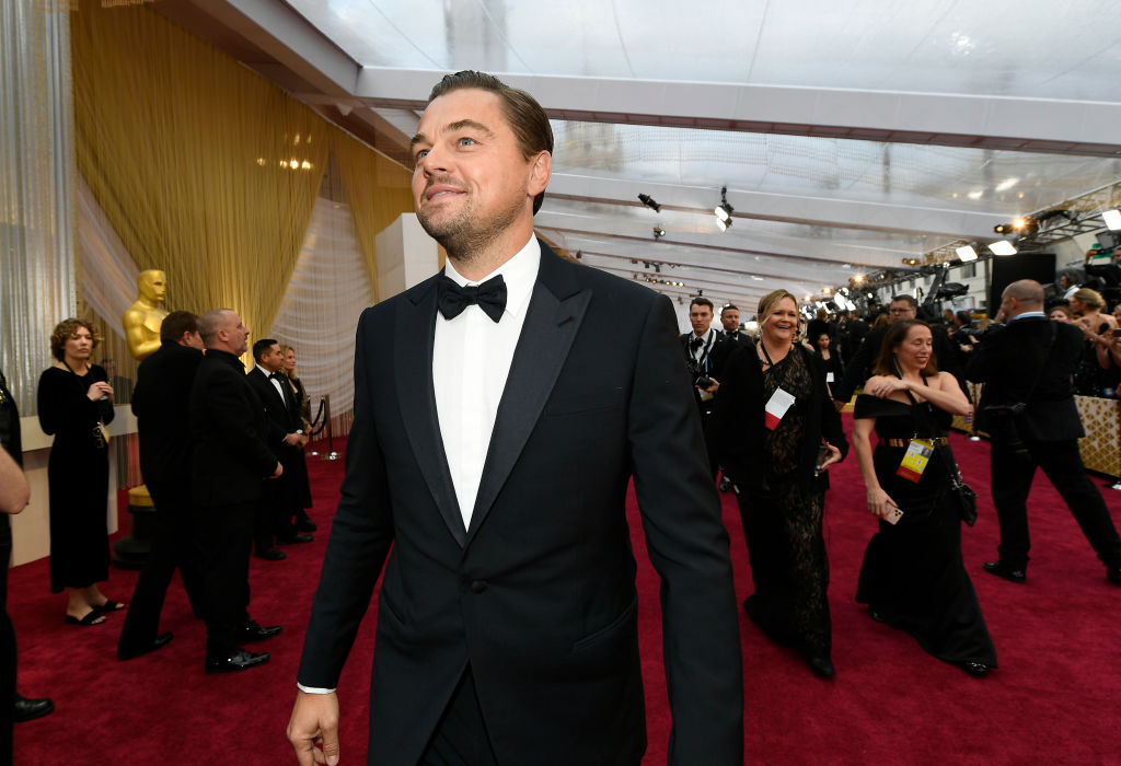 Leonardo DiCaprio, la un eveniment, într-un costum negru