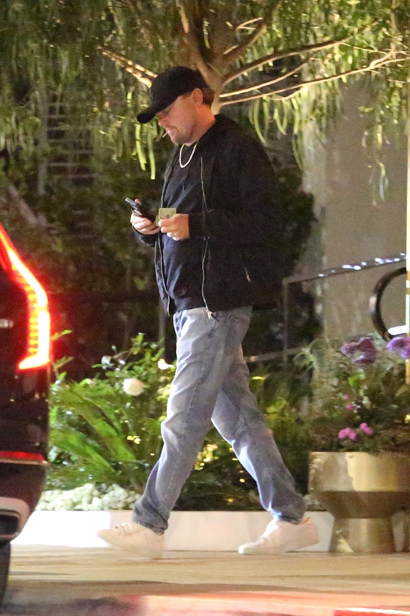 DiCaprio, în haine casual, la plecarea dintr-un restaurant