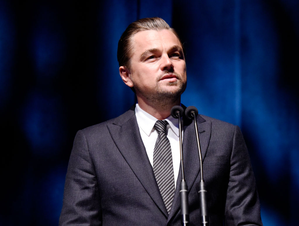 Leonardo DiCaprio, în costum, pe scena unui eveniment caritabil