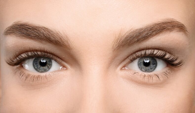 Un chip de femeie cu ochi albaștri, gene lungi și naturale