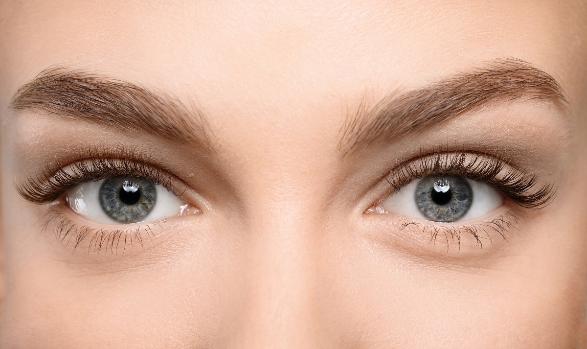 Un chip de femeie cu ochi albaștri, gene lungi și naturale
