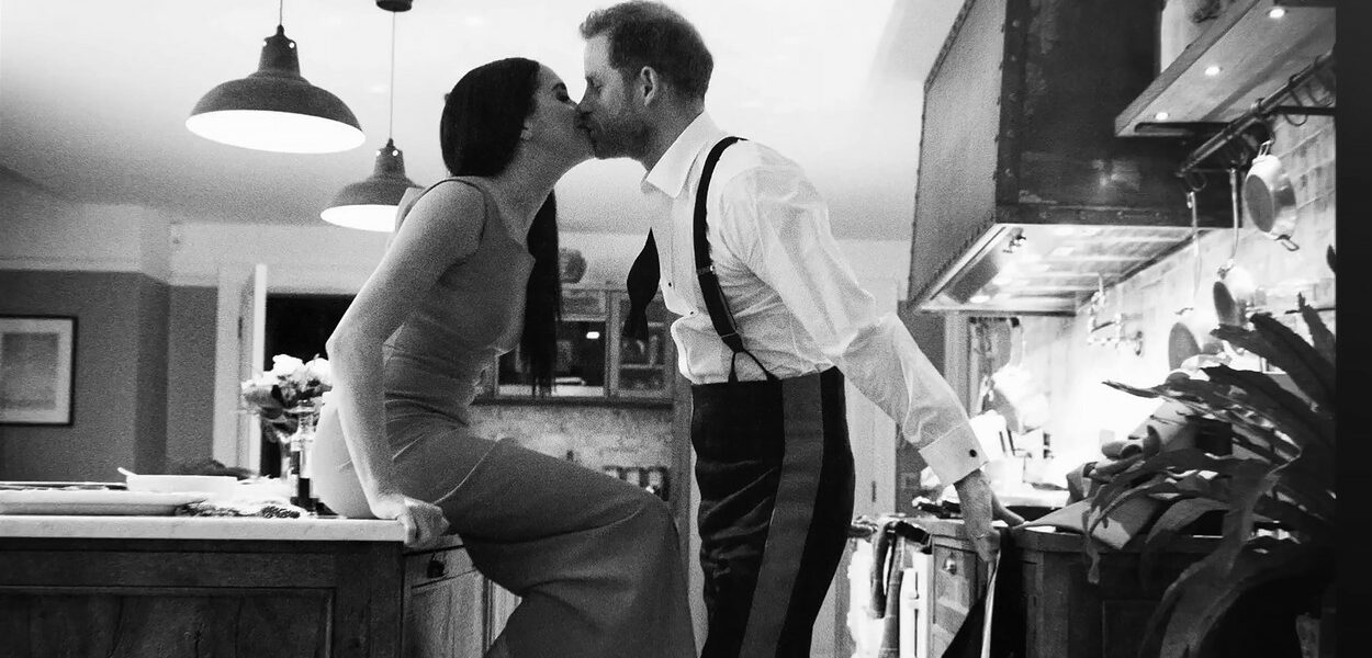 Meghan și Harry se sărută pe blatul din bucătărie