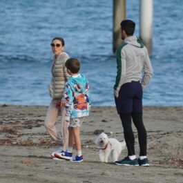 Novak Djokovic, la plajă, cu soția și fiul lor