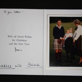 Prințul Charles, Prințul William, Prințul Harry și Prințesa Diana într-o fotografie pusă pe o felicitare de Crăciun