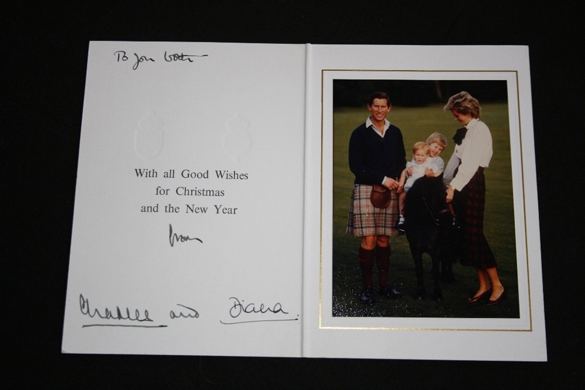Prințul Charles, Prințul William, Prințul Harry și Prințesa Diana într-o fotografie pusă pe o felicitare de Crăciun