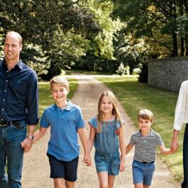 Prințul William, Prințul George, Prințesa Charlotte, Prințul Louis și Kate Middleton într-o imagine rară de Crăciun