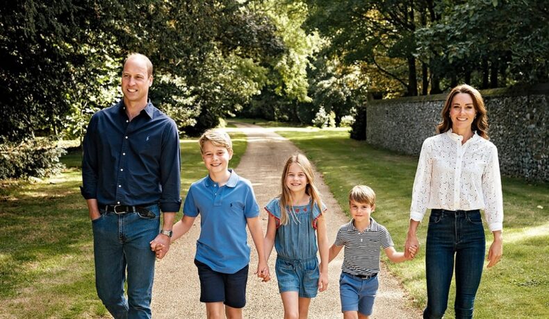 Prințul William, Prințul George, Prințesa Charlotte, Prințul Louis și Kate Middleton într-o imagine rară de Crăciun