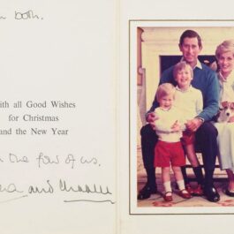 Prințul Charles alături de Prințesa Diana, Prințul William și Prințul Harry într-o imagine pusă pe felicitarea de Crăciun